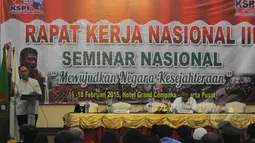 Bambang Widjojanto memberikan pidato saat menjadi pembicara seminar nasional yang digagas oleh Konfederasi Serikat Pekerja Indonesia (KSPI), Jakarta, Senin (16/2/2015). (Liputan6.com/Herman Zakharia)