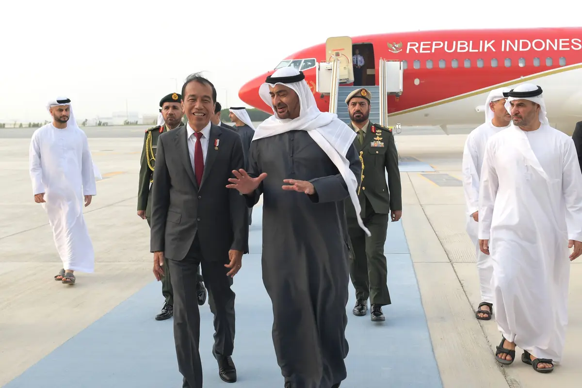 Presiden Joko Widodo (Jokowi) tiba di Bandara Internasional Zayed, Abu Dhabi, Uni Emirat Arab (UEA) pada Selasa, 16 Juli 2024 sekitar pukul 18.30 waktu setempat. Jokowi langsung disambut Presiden PEA Mohammed bin Zayed Al Nahyan (MBZ).