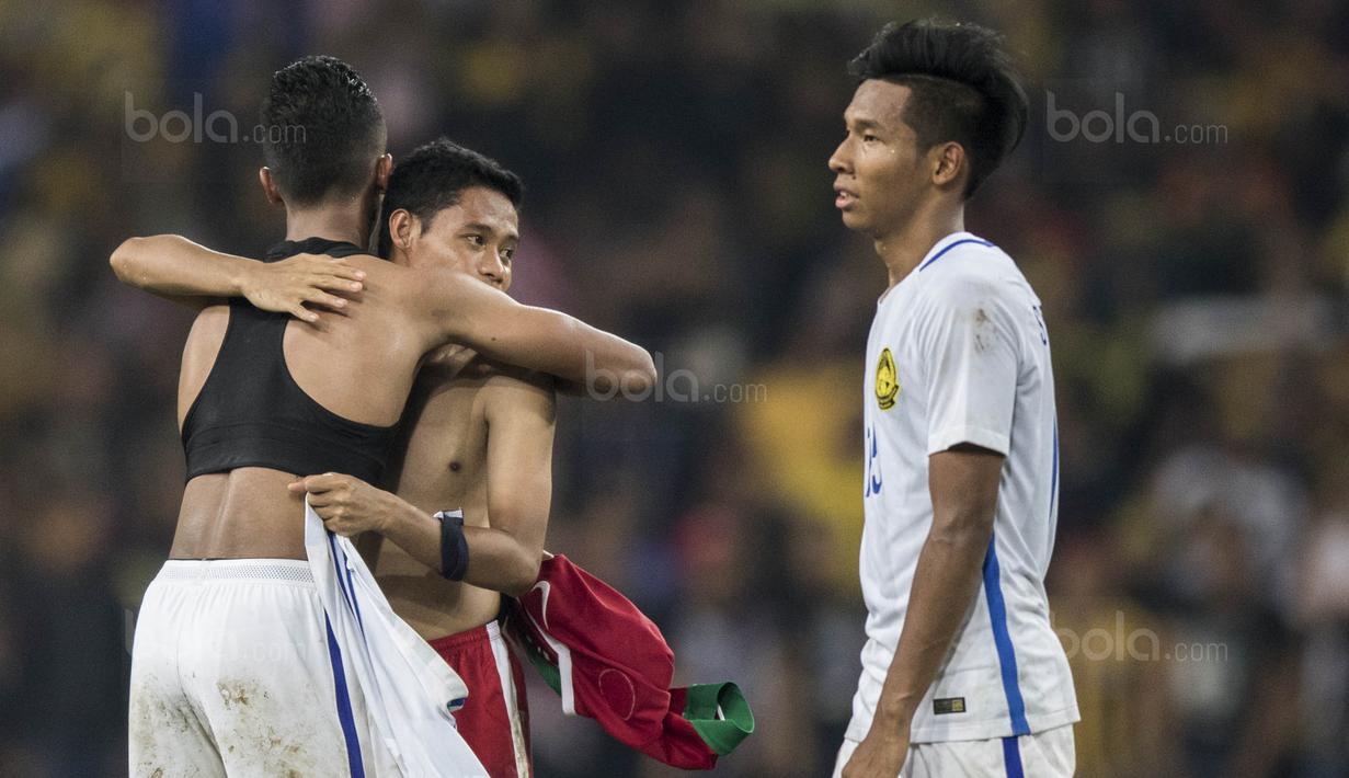 Gelandang Timnas Indonesia, Evan Dimas, bertukar jersey dengan pemain Malaysia usai laga semifinal SEA Games di Stadion Shah Alam, Selangor, Sabtu (26/8/2017). Indonesia kalah 0-1 dari Malaysia. (Bola.com/Vitalis Yogi Trisna)