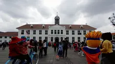 Kawasan Kota Tua Jakarta masih menjadi lokasi wisata favorit warga Jakarta, Jumat (26/12/2014). (Liputan6.com/Faizal Fanani)