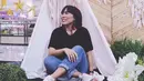 Fitri Tropica, selalu identik dengan dandanannya yang khas dan unik. Tidak memamerkan keseksiannya, perempuan yang akrab disapa Fitrop ini tetap tampil stylish dengan rasa percaya dirinya. (Instagram/fitrop)