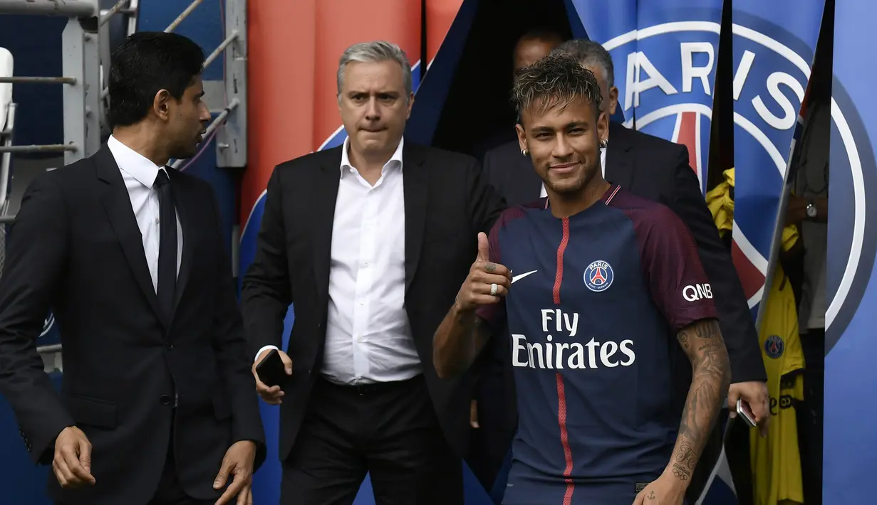 Bintang Brasil, Neymar, menyapa wartawan saat akan perkenalkan sebagai pemain baru PSG di Stadion Parc des Princes, Paris, Jumat (4/8/2017). Neymar didatangkan dari Barcelona dengan harga 222 juta euro. (AFP/Lionel Bonaventure)