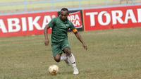 Kapten IPDN, Hendriko Kiko Masko Kiwak, saat pertandingan melawan UPI pada laga Semifinal Torabika Campus Cup 2017 di Gor Jati Padjajaran, Jatinangor, Kamis (28/9/2017). UPI menang adu penalti atas IPDN. (Bola.com/M Iqbal Ichsan)