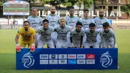 Para pemain starting XI PSS Sleman berfoto bersama jelang menghadapi Semen Padang pada laga pekan ke-3 BRI Liga 1 2024/2025 di Lapangan STIK-PTIK, Jakarta Selatan, Senin (26/8/2024). (Bola.com/Bagaskara Lazuardi)