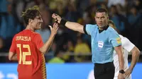 Bek Timnas Spanyol, Álvaro Odriozola (kiri) memperlihatkan ekspresi gembira usai merobek jala Swiss, pada laga persahabatan di Stadion La Ceramica, Senin (4/6/2018) dini hari WIB.  (AFP / Jose Jordan)