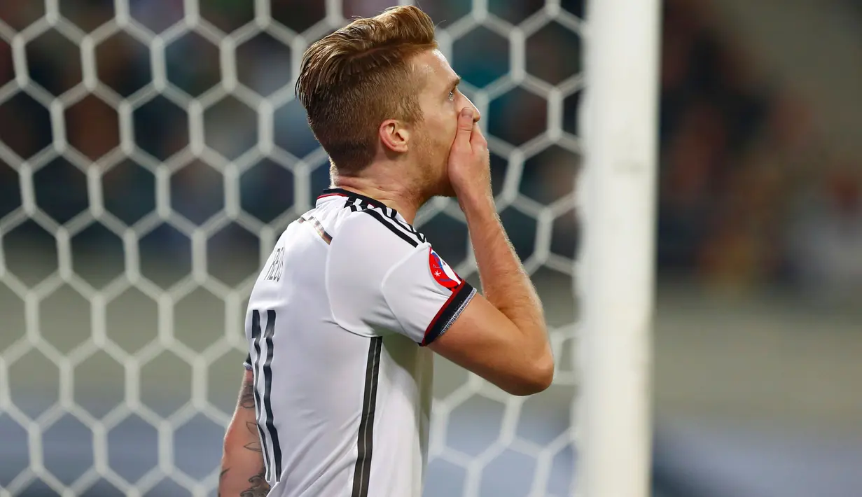 Kekesalan Gelandang Jerman Marco Reus setelah gagal mencetak gol ke gawang Georgia selama pertandingan kualifikasi EURO 2016 grup D di Leipzig, Jerman, Senin (12/10/2015). Gol Jerman dicetak Muller dan Max Kruse. (REUTERS/Fabrizio Bensch)