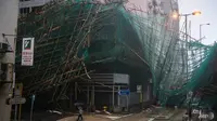 Sebagian struktur sebuah bangunan di Hong Kong rusak akibat Topan Mangkhut (16/7) (AFP PHOTO)