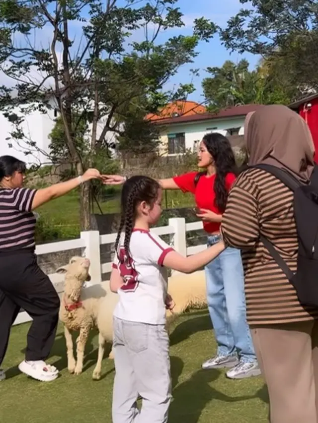 Ussy Sulistiawaty liburan bareng anak (Instagram/ussypratama)