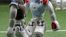 Pemain sepak bola robot berebut bola dalam bertanding RoboCup Asia-Pacific Tianjin Invitational Tournament 2019 di Tianjin, China, Jumat (17/5/2019). (REUTERS/Jason Lee)