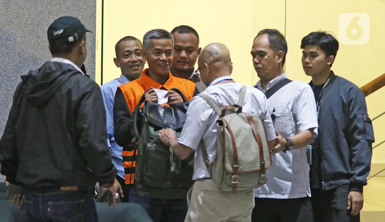 Komisioner KPU Wahyu Setiawan (ketiga kiri) usai menjalani pemeriksaan di Gedung KPK, Jakarta, Jumat (10/1/2020). KPK resmi menahan Wahyu Setiawan yang sebelumnya ditetapkan sebagai tersangka kasus suap terkait pergantian antar-waktu anggota DPR RI periode 2019-2024. (Liputan6.com/Herman Zakharia)