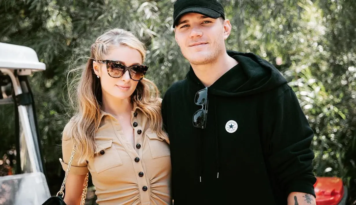 Dilansir HollywoodLife, Chris meminta Michael Greene untuk membuatkan desain cincin tersebut sekitar lima hingga enam bulan yang lalu. (instagram/parishilton)