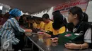 Warga antre membeli sembako pada Pasar Murah Ramadan 2016 di kawasan SCBD, Jakarta, Selasa (31/5). Pasar Murah Ramadan 2016 yang diadakan oleh Artha Graha Peduli itu berlangsung dari 31 Mei hingga 5 Juli mendatang. (Liputan6.com/Gempur M Surya)