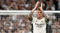 Pemain Real Madrid memberikan tepuk tangan kepada para fans saat melakukan upacara perpisahan setelah laga Liga Spanyol 2023/2024 melawan Real Betis di Santiago Bernabeu, Madrid, Spanyol, Minggu (26/05/2024) dini hari WIB. Kroos memutuskan untuk pensiun dari sepak bola setelah Euro 2024 nanti. (AFP/Javier Soriano)