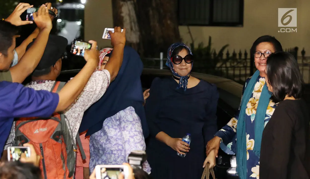 Istri dari Brigjen Purn Johan Sumampouw, Joyce Warouw diperiksa terkait penamparan terhadap petugas aviation security Polda Metro Jaya, Jakarta, Jumat (7/7). (Liputan6.com/Immanuel Antonius) 