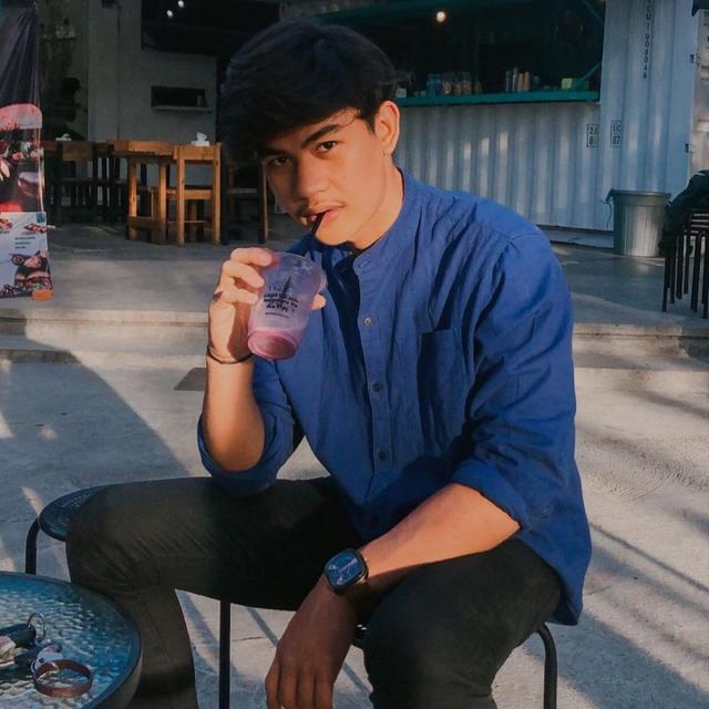 6 Potret Alza Relmiyanda, Adik Harris Vriza yang Jarang Tersorot