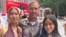 <p>Asisten pelatih Timnas Indonesia, Alex Pastoor (tengah) berfoto bersama dengan pemain Timnas Indonesia putri, Claudia Scheunemann (kiri) dan Keysha Bulgamin (kanan), setelah mengikuti upacara pengibaran bendera merah putih dalam perayaan hari ulang tahun kemerdekaan Indonesia ke-80 di KBRI Den Haag, Belanda, Minggu (17/08/2025). (Source: Twitter)</p>
