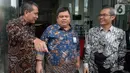 Deputi Pencegahan KPK Pahala Nainggolan (kiri) berbincang dengan Kepala BPKP Muhammad Yusuf Ateh (tengah) dan Wakil Ketua KPK Alexander Marwata usai melakukan pertemuan di Gedung KPK, Jakarta, Kamis (20/02/2020). Pertemuan membahas kerjasama antar lembaga KPK dan BPKP. (merdeka.com/Dwi Narwoko)