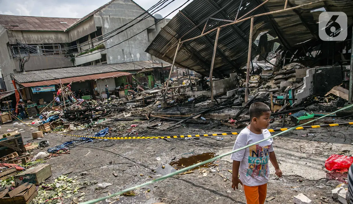 Seorang anak berada di Pasar Kambing usai terbakar di Jalan Sabeni RT 1 RW 12, Kebon Melati, Tanah Abang, Jakarta, Jumat (9/4/2021). Kebakaran di Pasar Kambing telah menghanguskan 136 lapak dan 40 kios.(Liputan6.com/Faizal Fanani)