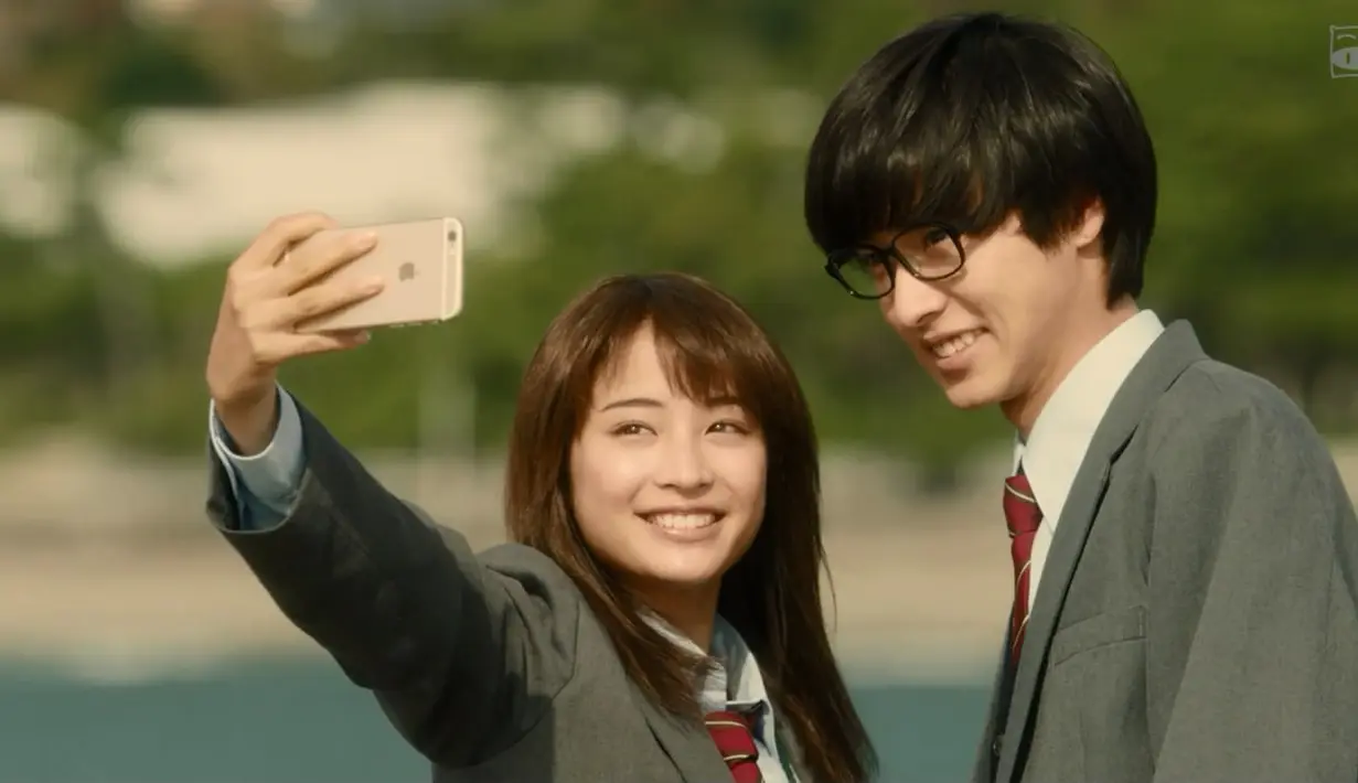 Di sinilah benih cinta Suzu Hirose dan Kento Yamazaki muncul. Keduanya tampil dalam film drama Jepang adaptasi manga Your Lie in April. Banyak yang terharu dengan kelanggengan hubungan mereka yang bertolak belakang dengan nasib karakter yang mereka mainkan. (Foto: Toho via IMDb)