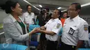 Penyanyi Didi Kempot berbincang dengan penumpang di Stasiun Gambir, Jakarta, Kamis (9/3). Bertepatan dengan Hari Musik Nasional, PT KAI menunjuk Didi Kempot sebagai Duta Kereta Api. (Liputan6.com/Immanuel Antonius)