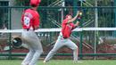 Pemain Singapura, Shamus sigap menangkap bola saat melawan Taiwan pada laga Asian Softball Championship di Senayan, Jakarta,Selasa (24/4/2018). Singapura menang 12-4. (Bola.com/Nick Hanoatubun)