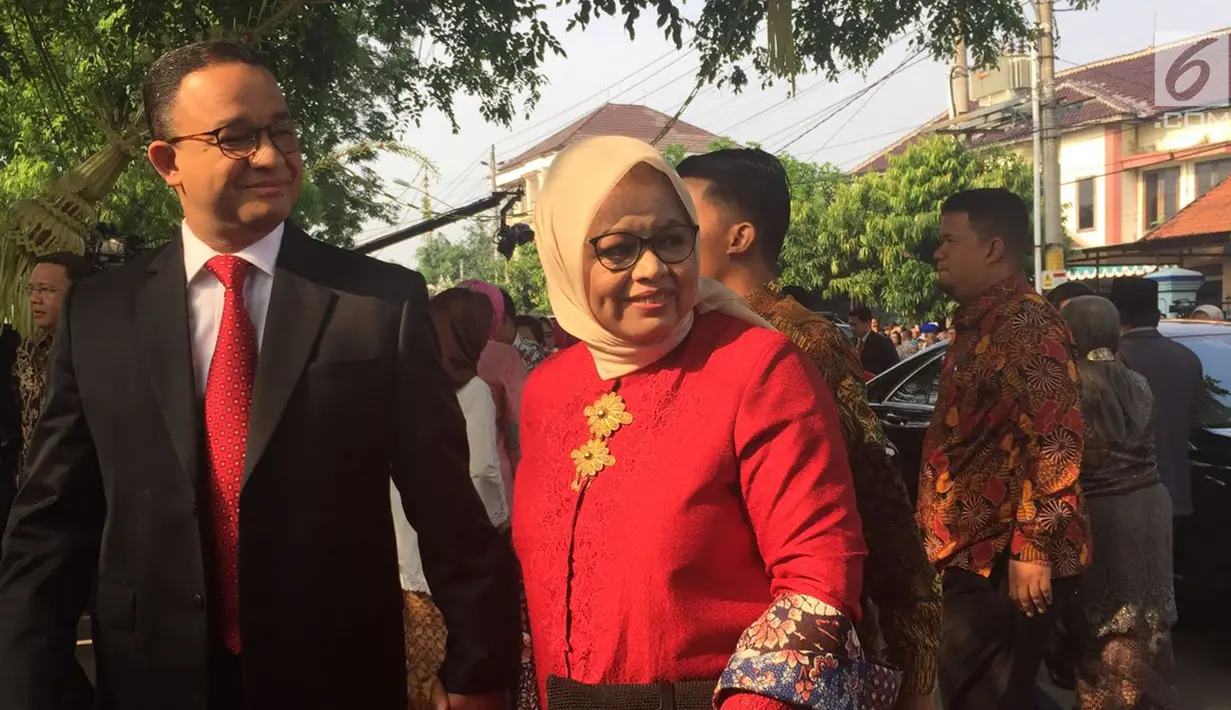Gubernur DKI Jakarta Anies Baswedan dan istri hadiri pernikahan putri Presiden Jokowi, di Gedung Graha Saba Buana, Solo, Rabu (8/11). Menurut Anies, suasana pernikahan tersebut sama seperti pernikahan masyarakat pada umumnya. (Liputan6.com/Lizsa Egeham)