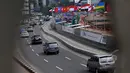 Sebuah spanduk KAA terpasang disalah satu dinding pembatas proyek MRT di kawasan Senayan, Jakarta, Jumat (17/4/2015). Pemprov DKI Jakarta mengaku sudah siap 95 persen untuk menggelar KAA. (Liputan6.com/Johan Tallo)