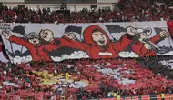 Koreografi dan spanduk raksasa ditampilkan suporter Indonesia, Ultras Garuda saat Timnas Indonesia menghadapi Irak pada laga Grup F putaran kedua Kualifikasi Piala Dunia 2026 zona Asia di Stadion Utama Gelora Bung Karno (SUGBK), Senayan, Jakarta, Kamis (6/6/2024). (Bola.com/M Iqbal Ichsan)