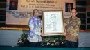 Mantan Menteri Riset, Teknologi, dan Pendidikan Tinggi Gusti Muhammad Hatta mendapatkan lukisan karikatur di Gedung Auditorium 3 BPPT, Jakarta, Selasa (28/10/2014). (Liputan6.com/Faizal Fanani)