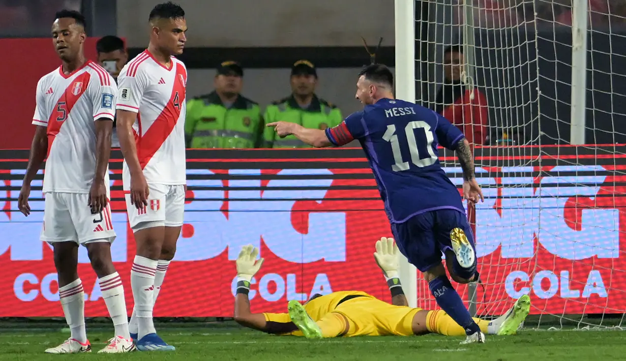 Lionel Messi kembali menjadi pembeda bagi Timnas Argentina. Kali ini sang megabintang menjadi penentu kemenangan Timnas Argentina dengan mencetak dua gol berkelas dunia ke gawang tuan rumah Peru pada laga lanjutan Kualifikasi Piala Dunia 2026 Zona Conmebol di National Stadium, Lima, Peru, Rabu (18/10/2023) pagi WIB. Dalam laga yang berkesudahan 2-0 tersebut, La Pulga mencetak gol-golnya pada menit ke-32 dan 42. Dengan hasil ini, Tim Tango makin kukuh di puncak klasemen dengan poin sempurna 12 dari 4 kali bertanding. (AFP/Ernesto Benavides)