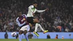 Penyerang Aston Villa Jhon Duran berebut bola dengan bek Liverpool Joe Gomez pada laga pekan 37 Liga Inggris 2023/2024 di Villa Park, Selasa (14/5/2024) dini hari WIB. (AP Photo/Rui Vieira)