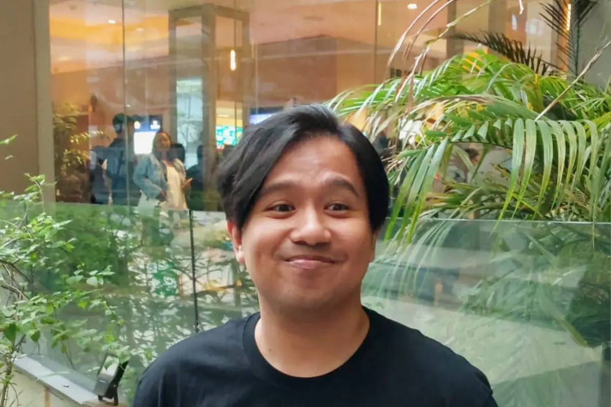 Joshua Suherman saat hadiri PresJoshua Suherman Cek Saldo Tabungan Secara Berkala Demi Cegah Kejahatan Digitals Screening & Conference film Kutukan Sembilan Setan.