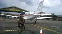 Pesawat Singapura dipaksa mendarat di Lanud Supadio. (Liputan6.com/Raden AMP)