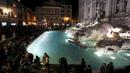 Pengunjung menghadiri peresmian air mancur Trevi Fountain setelah ditutup untuk renovasi, Roma, Selasa (3/11). Renovasi digagas oleh salah satu brand fashion Italia, Fendi, dengan biaya sebesar 2,2 juta Euro (Rp 32 m). (REUTERS/Alessandro Bianchi)