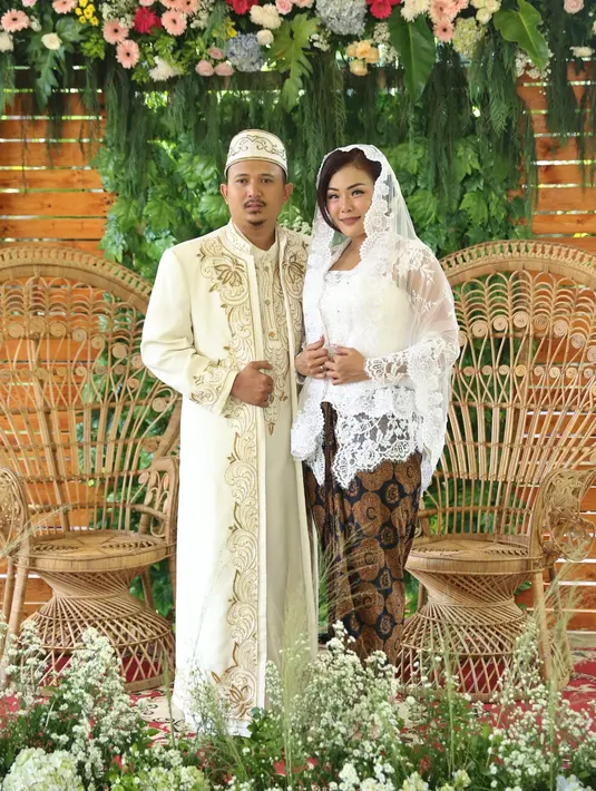 Prosesi akad nikah pun berjalan dengan lancar dengan menggunakan adat Betawi. Sebelum akad nikah digelar, terlihat tradisi palang pintu dan juga marawis yang mengiri jalannya acara. (Nurwahyunan/Bintang.com)