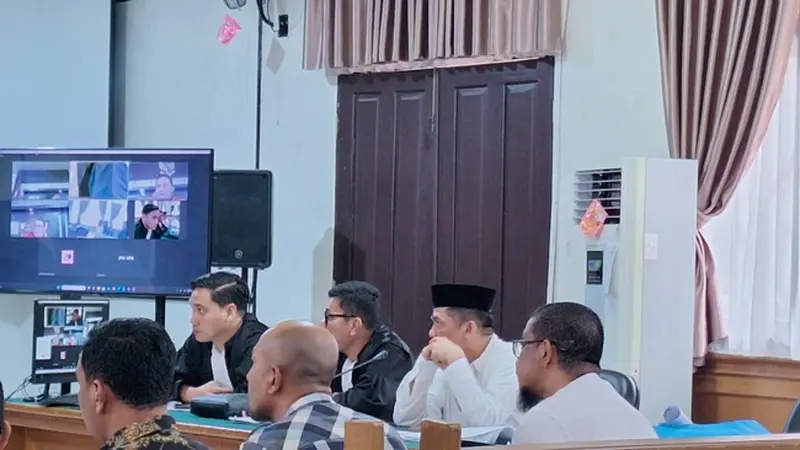 Bupati Kepulauan Meranti Muhammad Adil (berpeci) saat mendengarkan saksi terhadap kasus korupsi yang menjeratnya.
