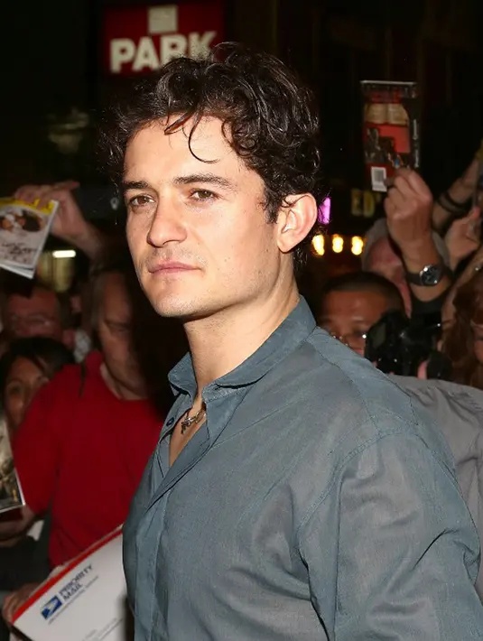 Tersiar kabar bahwa Orlando setelah putus memang selalu terlihat menggoda para wanita. Terlihat beberapa waktu lalu dirinya tengah asik menghabiskan waktu luang bersama wanita seksi di pantai. (AFP/Bintang.com)