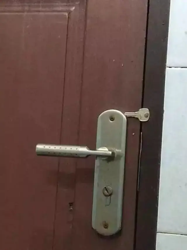 6 Potret Gembok Rumah Nyeleneh Ini Bikin Tepuk Jidat,