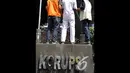 Pengunjuk rasa menuntut agar KPK secepatnya menangkap para penyuap mantan Ketua Mahkamah Konstitusi Akil Mochtar, Gedung KPK, Jakarta, Rabu (17/12/2014). (Liputan6.com/Miftahul Hayat)