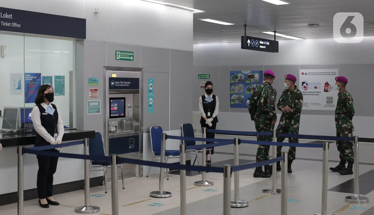 Personil TNI berjaga di Stasiun MRT Bundaraan HI, Jakarta, Selasa (26/5/2020).  Sehingga masyarakat dapat melaksanakan aktivitasnya namun tetap disiplin menjalankan protokol kesehatan. (Liputan6.com/Johan Tallo)