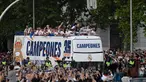 Para pemain Real Madrid merayakan trofi La Liga Spanyol di atas bus di alun-alun Plaza Cibeles di Madrid pada 30 April 2022. Real Madrid mengamankan gelar La Liga ke-35  setelah kemenangan kandang 4-0 atas Espanyol. (AFP/Oscar Del Pozo)