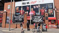 Poster anti Liga Super Eropa tergantung di luar stadion Anfield, markas klub sepak bola Liga Utama Inggris Liverpool, Senin (19/4/2021). (Foto: AFP/Paul Ellis)