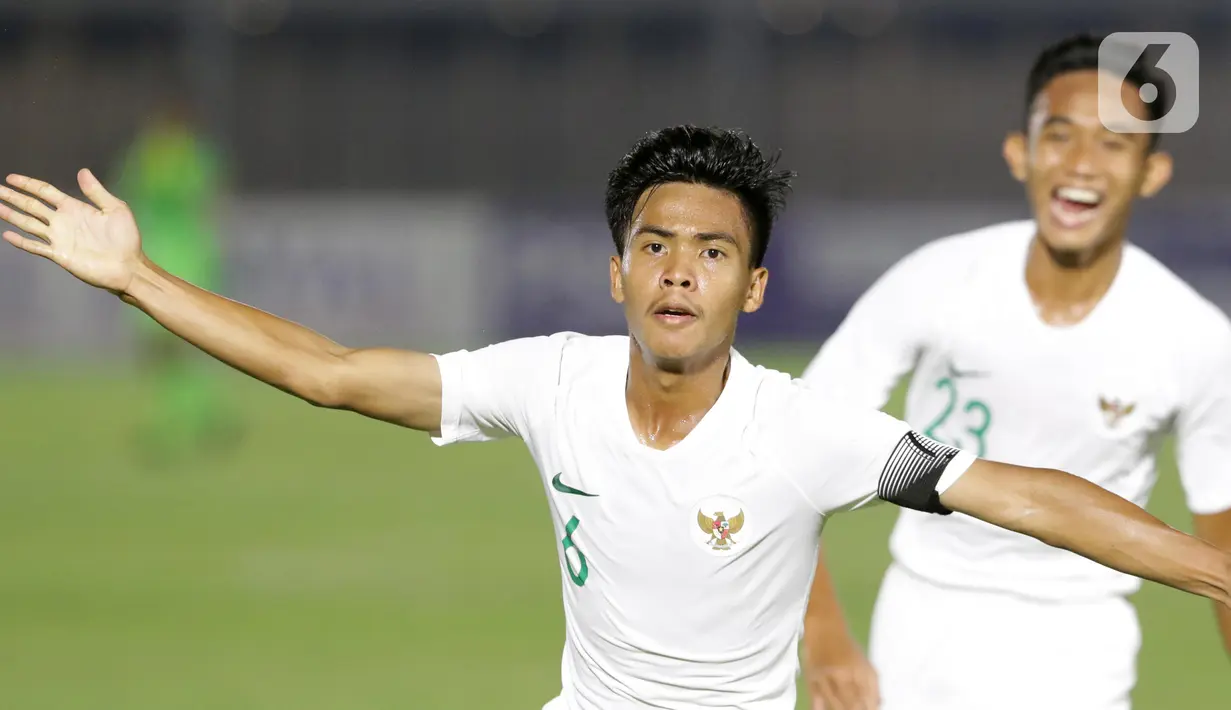 Pemain Timnas Indonesia U-19, David Maulana (kiri) merayakan gol yang dicetaknya saat laga kualifikasi Grup K Piala AFC U-19 2020 melawan Hong Kong di Stadion Madya Gelora Bung Karno, Jakarta, Jumat (8/11/2019). Indonesia unggul 4-0. (Liputan6.com/Helmi Fithriansyah)