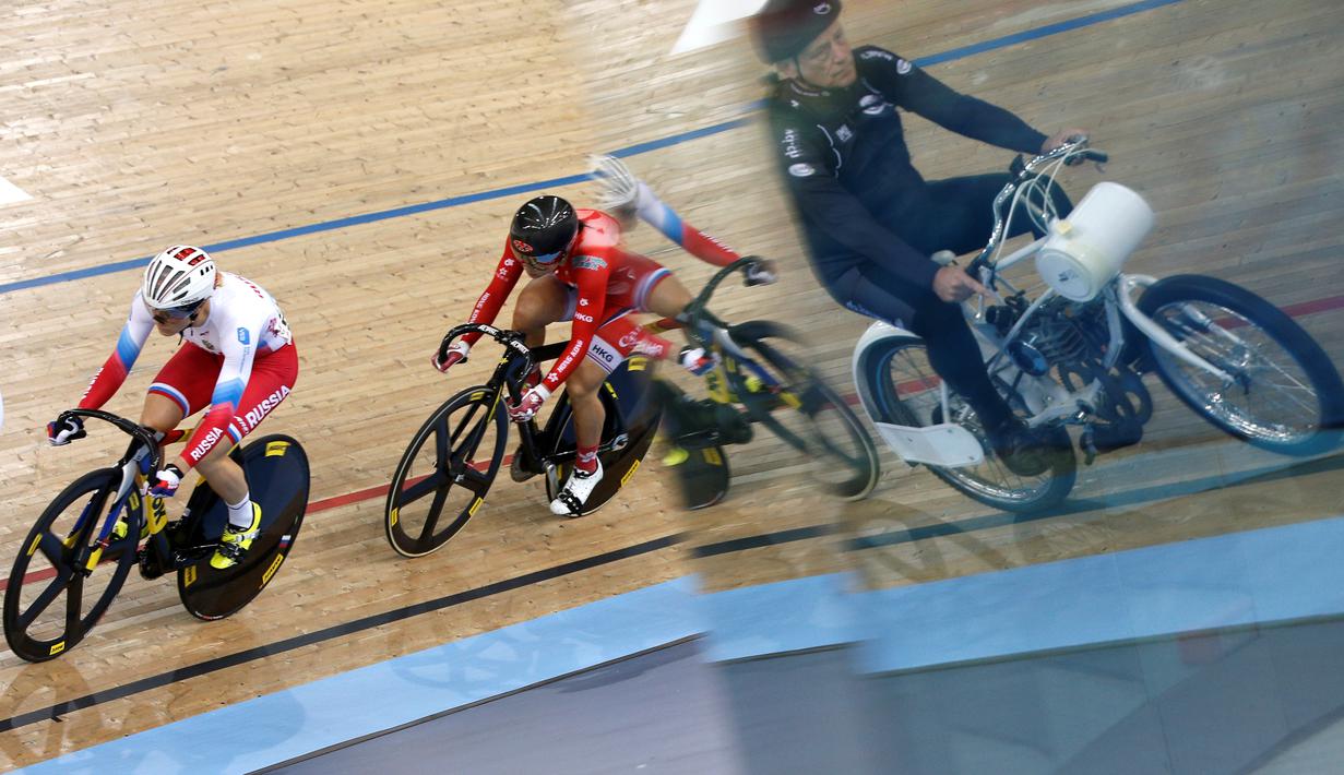 Pebalap Rusia, Anastasiia Voinova (kiri), saat beraksi dalam kualifikasi nomor Keirin Kejuaraan Dunia Balap Sepeda Trek 2016 di Lee Valley VeloPark, London, Inggris, (3/3/2016). (AFP/Adrian Dennis)