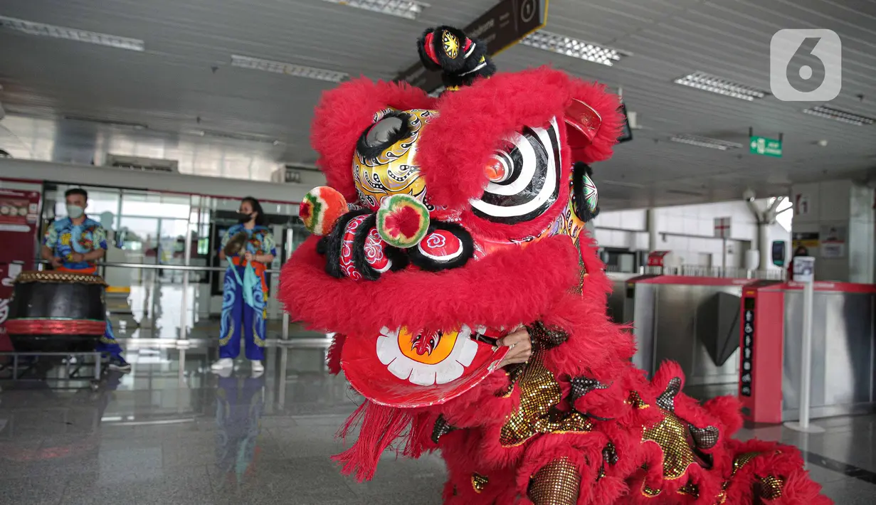 Atraksi Barongsai di Stasiun LTR Velodrome, Jakarta, Selasa (1/2/2022). Atraksi Barongsai tersebut bertujuan untuk menghibur penumpang LRT dalam rangka menyambut Tahun Baru Imlek. (Liputan6.com/Faizal Fanani)