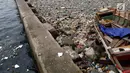 Tumpukan sampah yang terlihat di pinggir laut kawasan Pelabuhan Muara Baru, Jakarta Utara, Senin (29/7/2019). Sekitar 0,48-1,29 juta ton dari sampah plastik tersebut diduga mencemari lautan. (Liputan6.com/Johan Tallo)