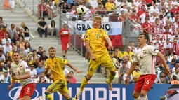 Pemain Ukraina, Olexandr Zinchenko, mencoba menyundul bola ke arah gawang Polandia pada laga terakhir Grup C Piala Eropa 2016 di Stade Velodrome, Marseille, Selasa (21/6/2016). (AFP/Anne-Christine Poujoulat)