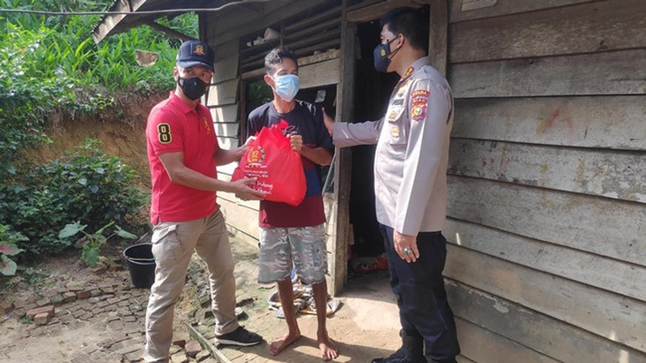 Penyerahan bantuan bagi warga terdampak Covid-19 dari alumni akpol 1992 yang bertugas di Polda Riau.