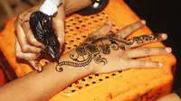 Ika Bawazier adalah seorang seniman henna yang terkenal asal Banyuwangi, simak kisahnya di sini.