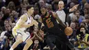 Pebasket Cleveland Cavaliers, LeBron James, berusaha melewati pebasket Golden State Warriors, Klay Thompson, pada final NBA di Quicken Loans Arena, Ohio, Jumat (8/6/2018). Warriors juara setelah menang 4-0 atas Cavaliers. (AFP/Tony Dejak)